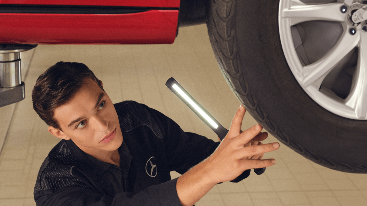 Mécanicien travaillant sur une voiture sur un banc d'essai