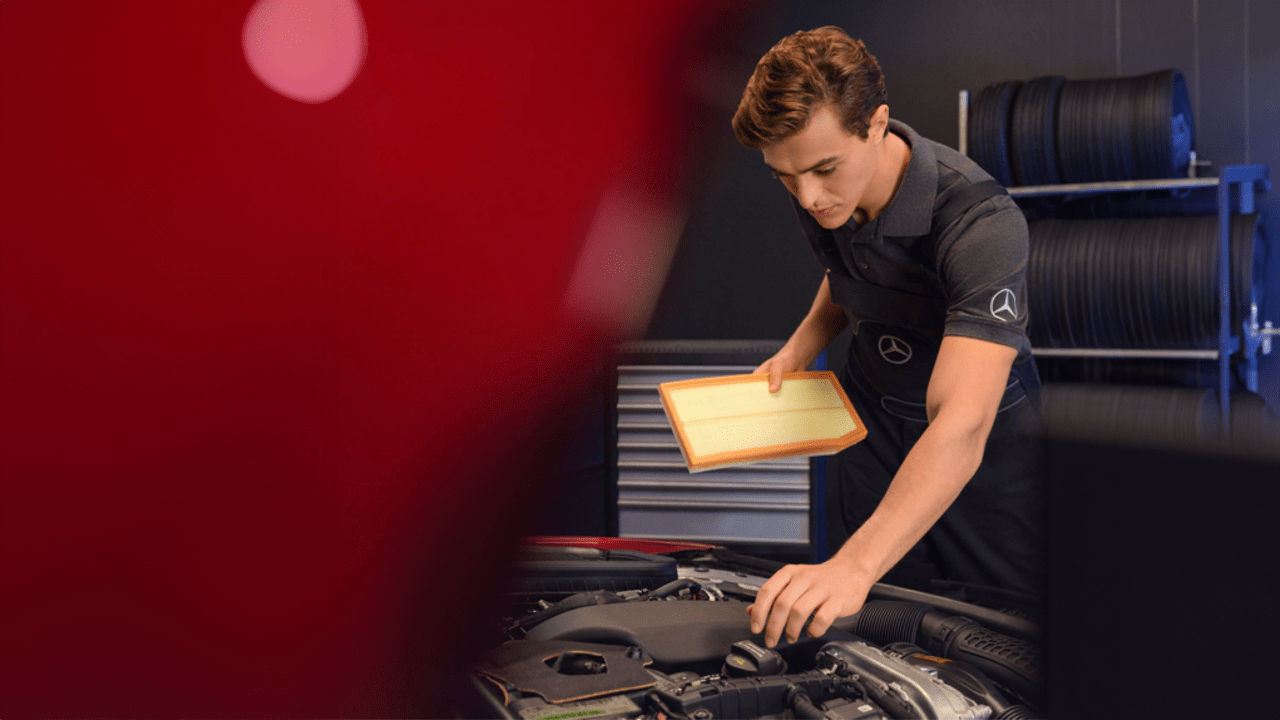 Mécanicien Mercedes-Benz travaillant sur un capot