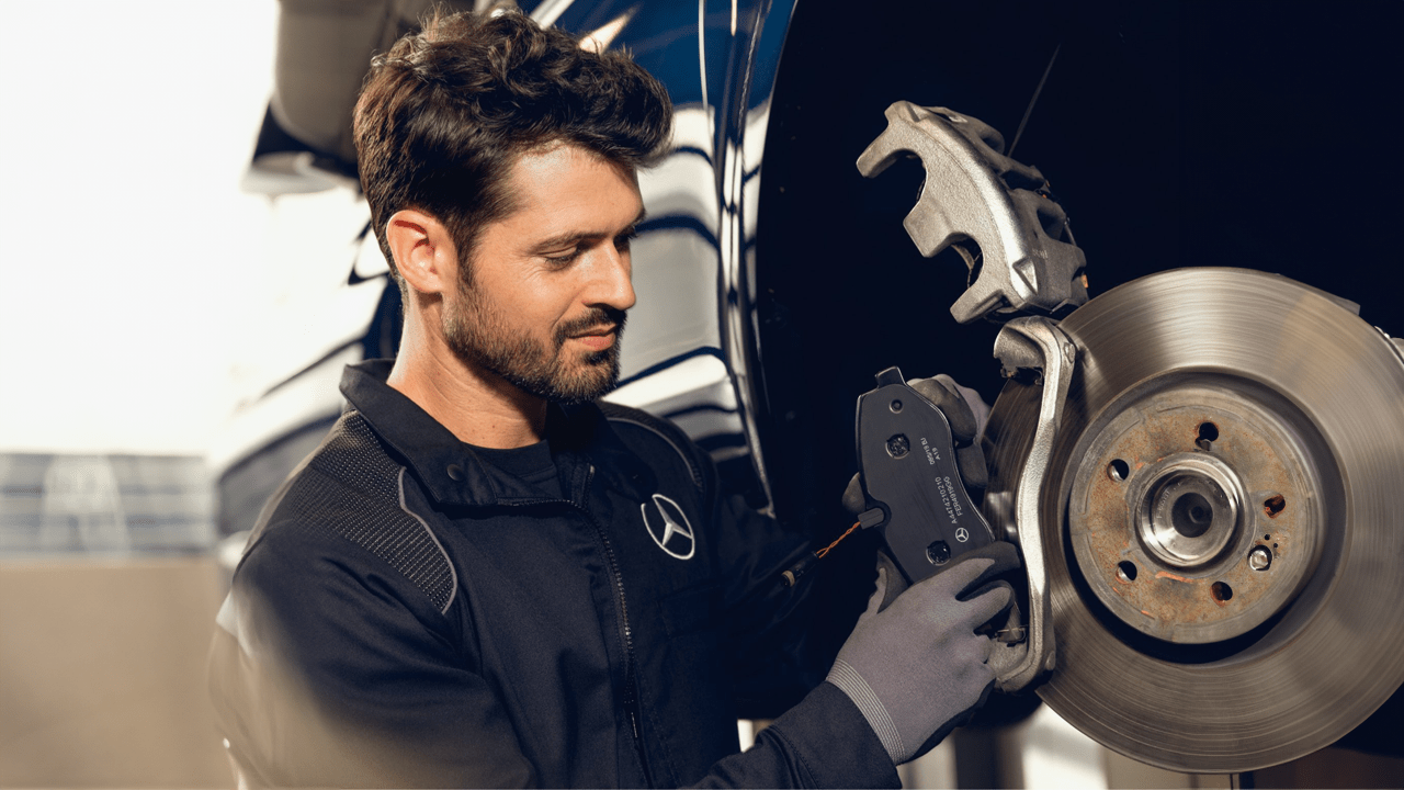 Mécanicien Mercedes-Benz travaillant sur un disque de frein