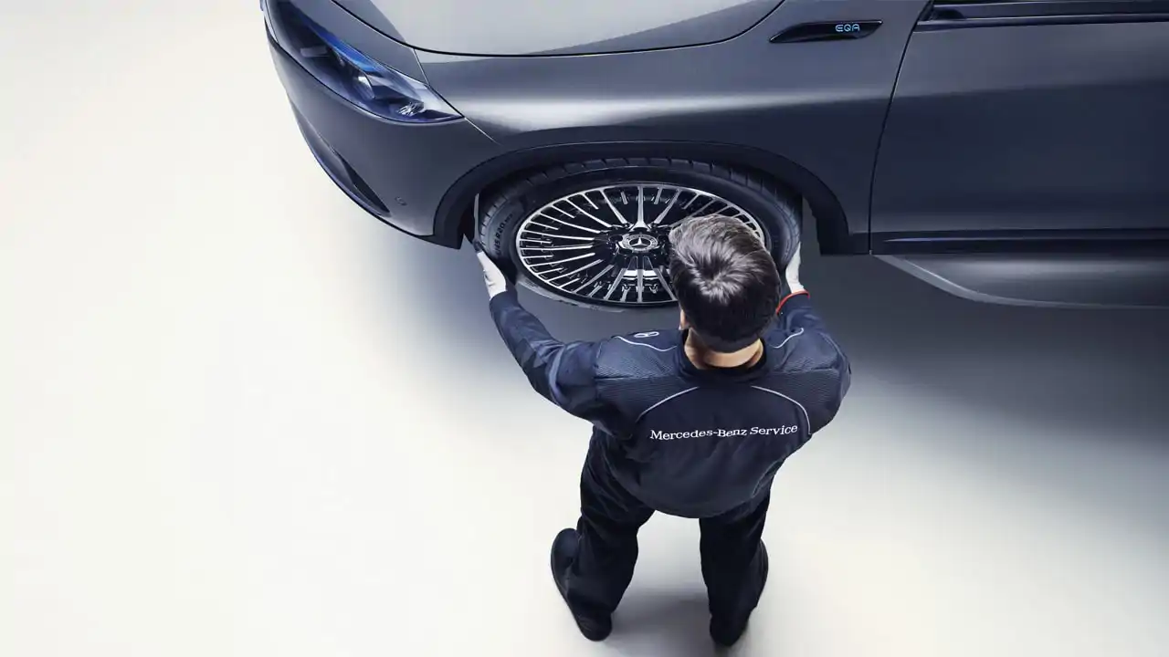 Mécanicien Mercedes-Benz remplaçant une roue