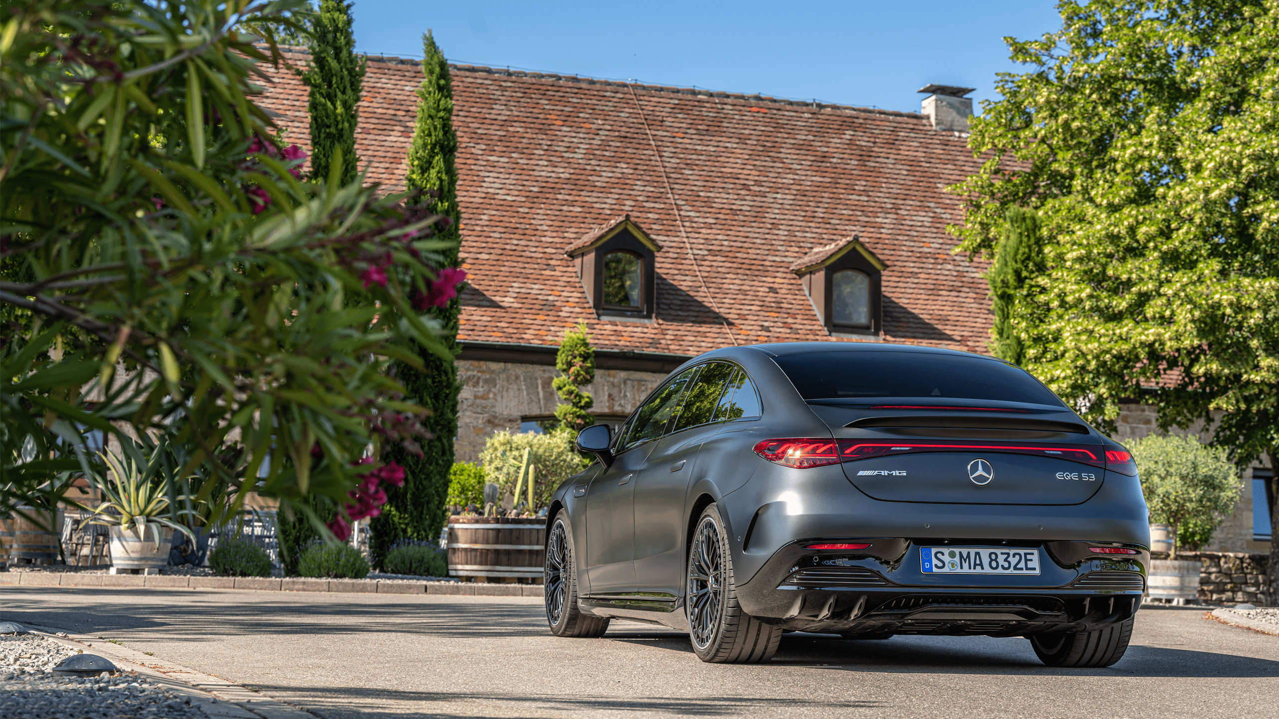 EQE finition grise devant une maison