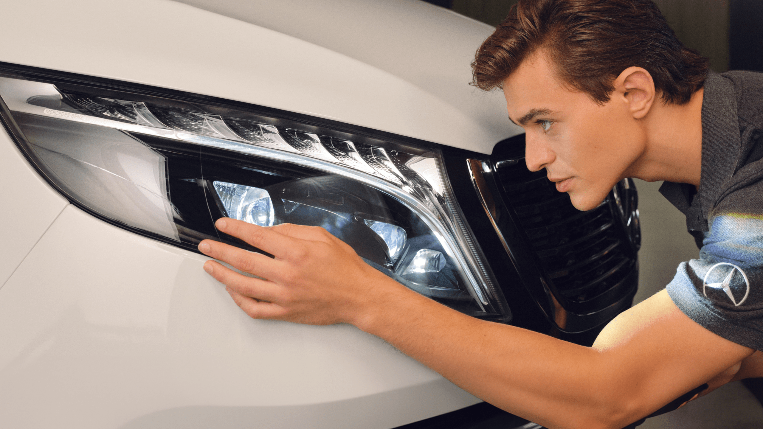 Mécanicien Mercedes-Benz travaillant sur un phare LED