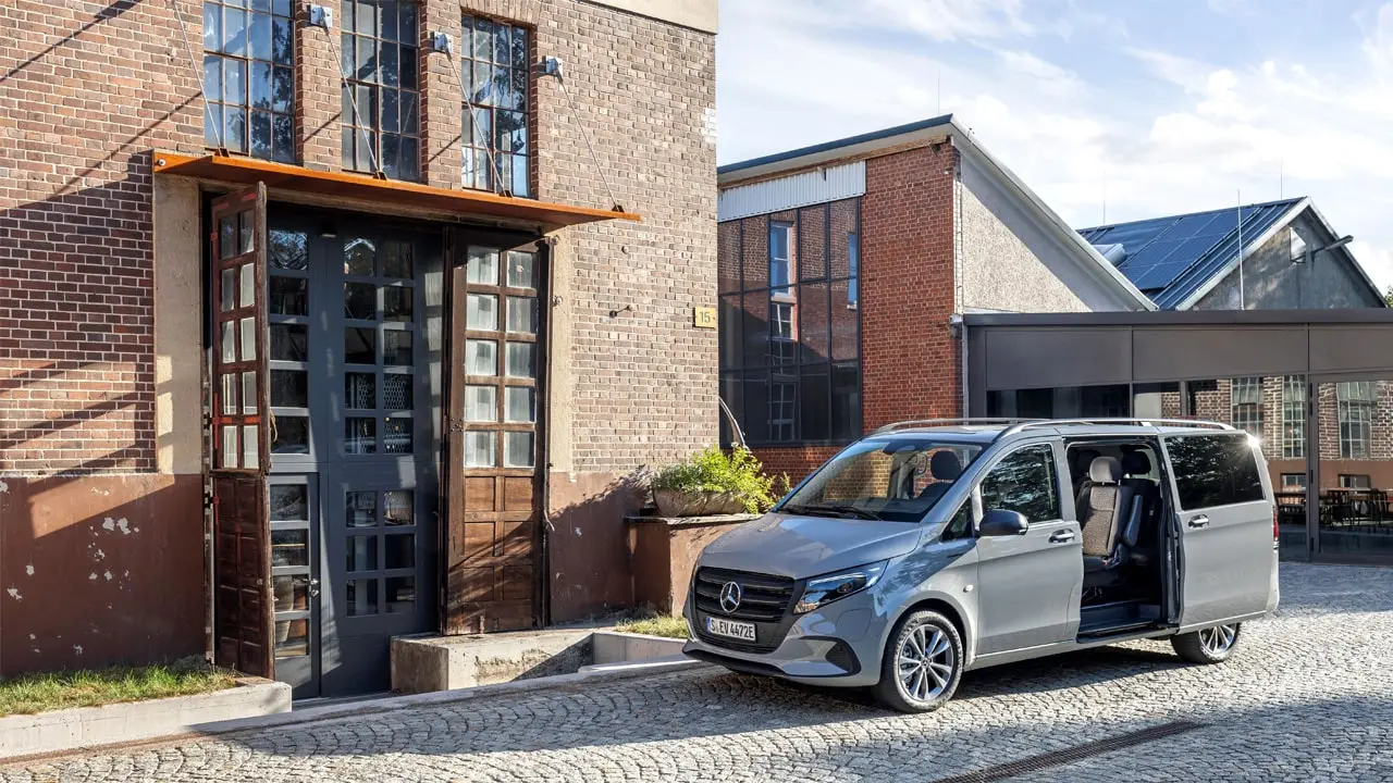 Vito Tourer dans une zone industrielle avec porte coulissante gauche ouverte