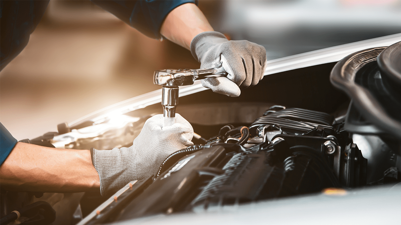 Mécanicien travaillant sur un moteur