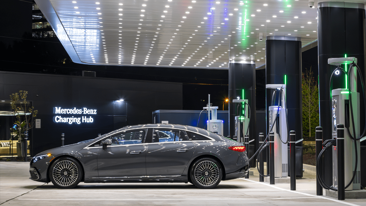 Voiture Mercedes en train de recharger Mercedes EQE rechargeant à une borne électrique Mercedes