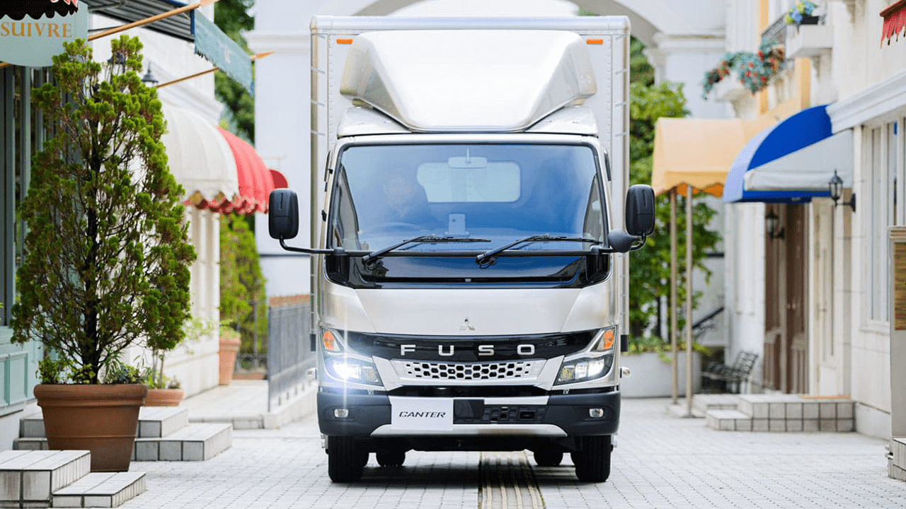 Canter Fuso en centre-ville
