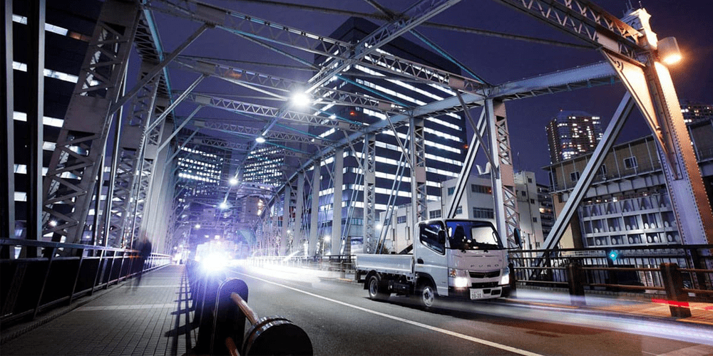 Canter de nuit sur un pont