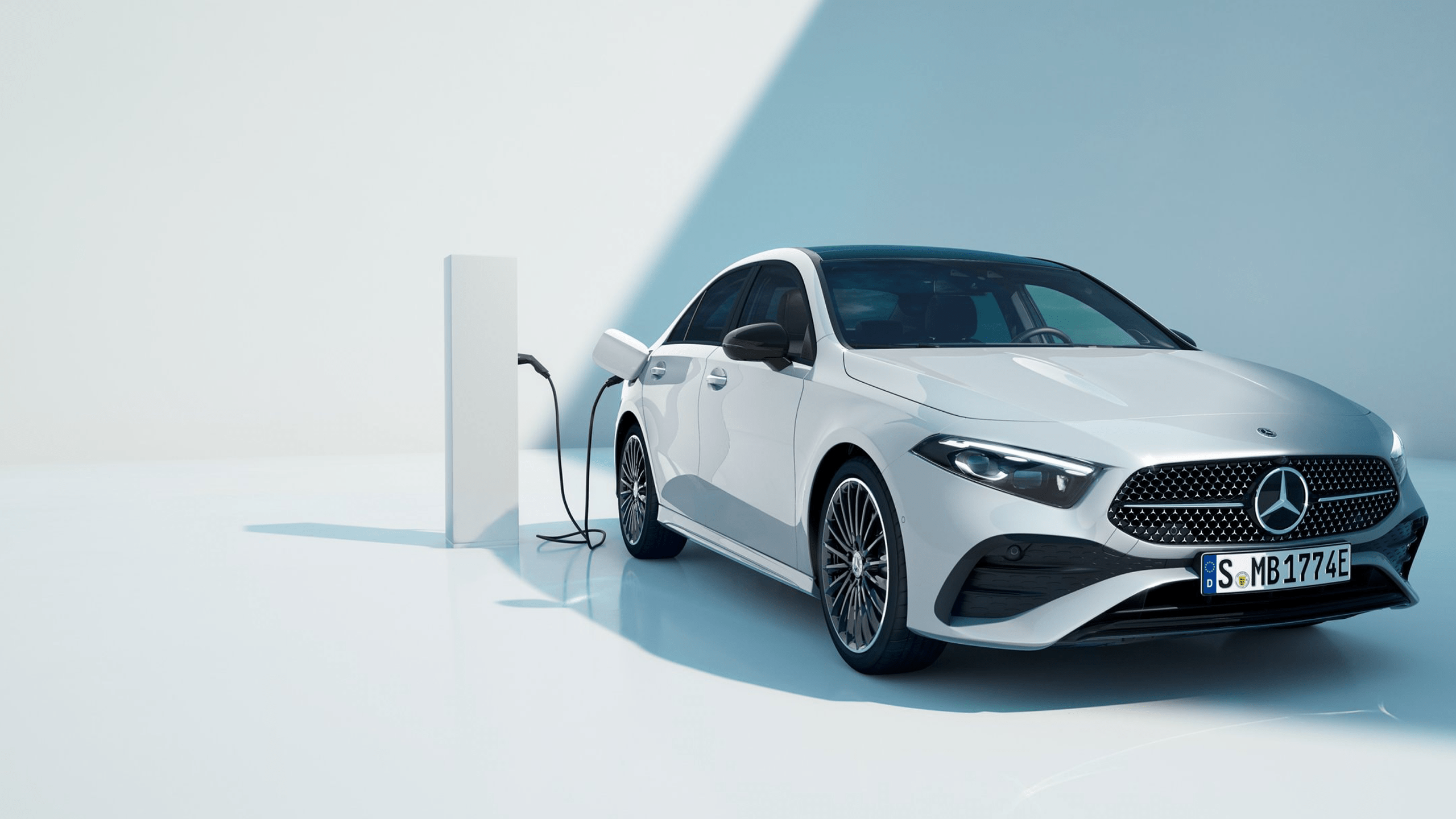 Classe A Berline 250e branchée sur une borne de recharge