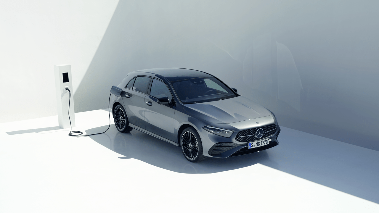 Classe A compacte hybride recharge finition gris entrain de se recharger sur une borne