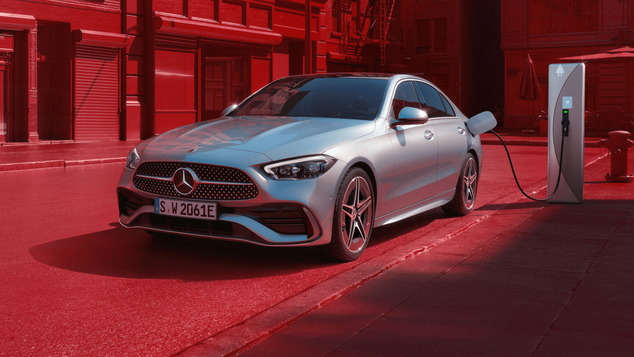 Classe C hybride en train de charger sur une borne électrique publique