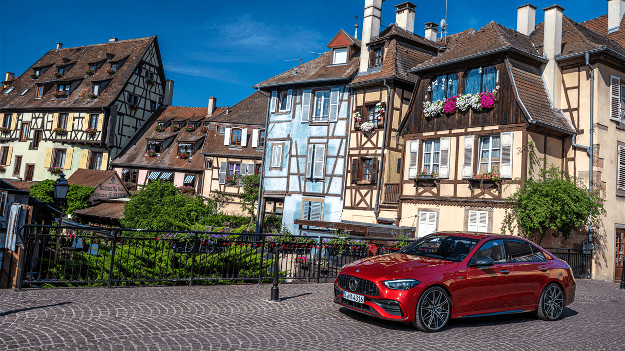 Classe C en finition rouge dans les rues de Colmar