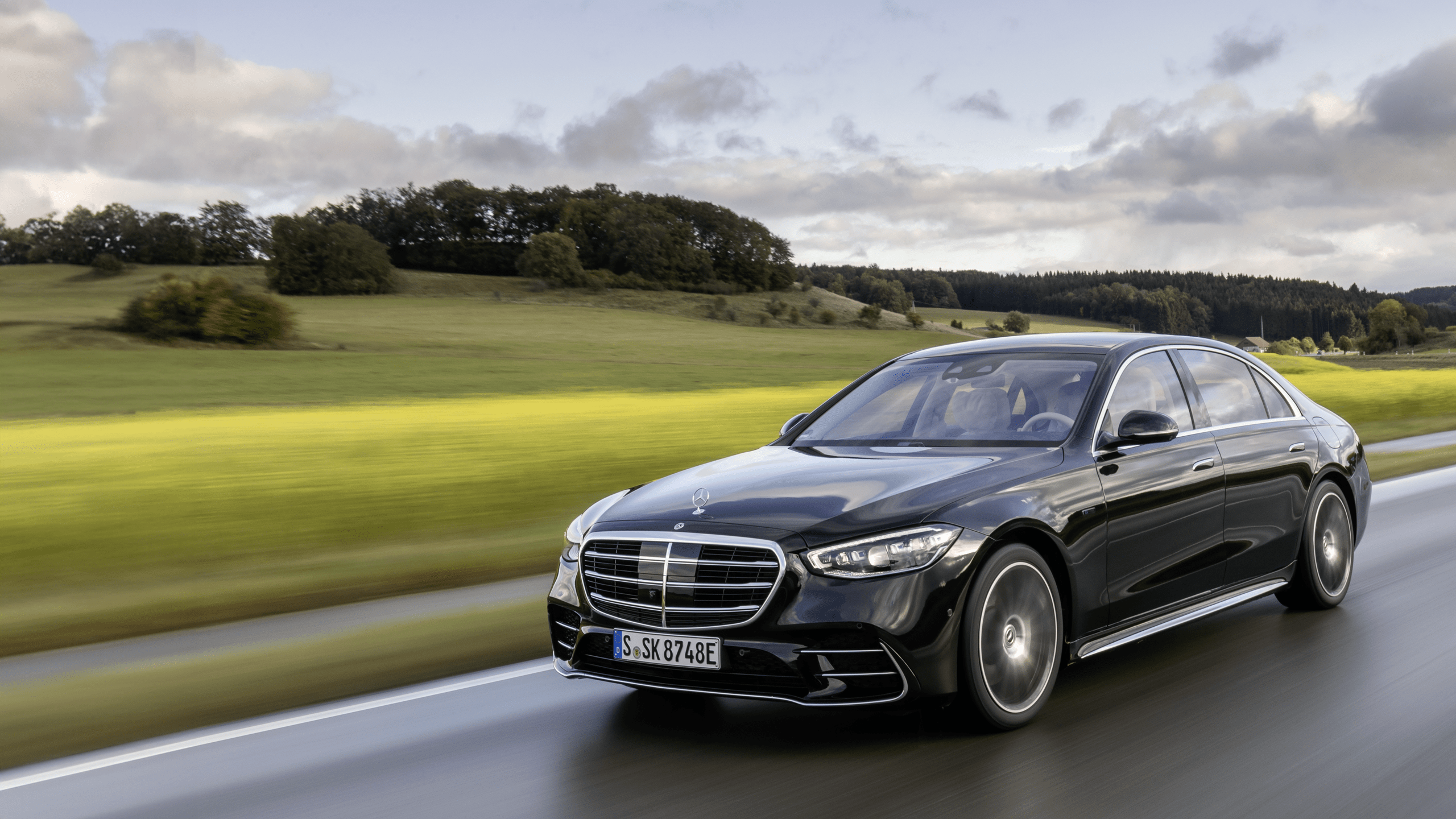 Mercedes Classe S version hybride circulant sur une route de campagne