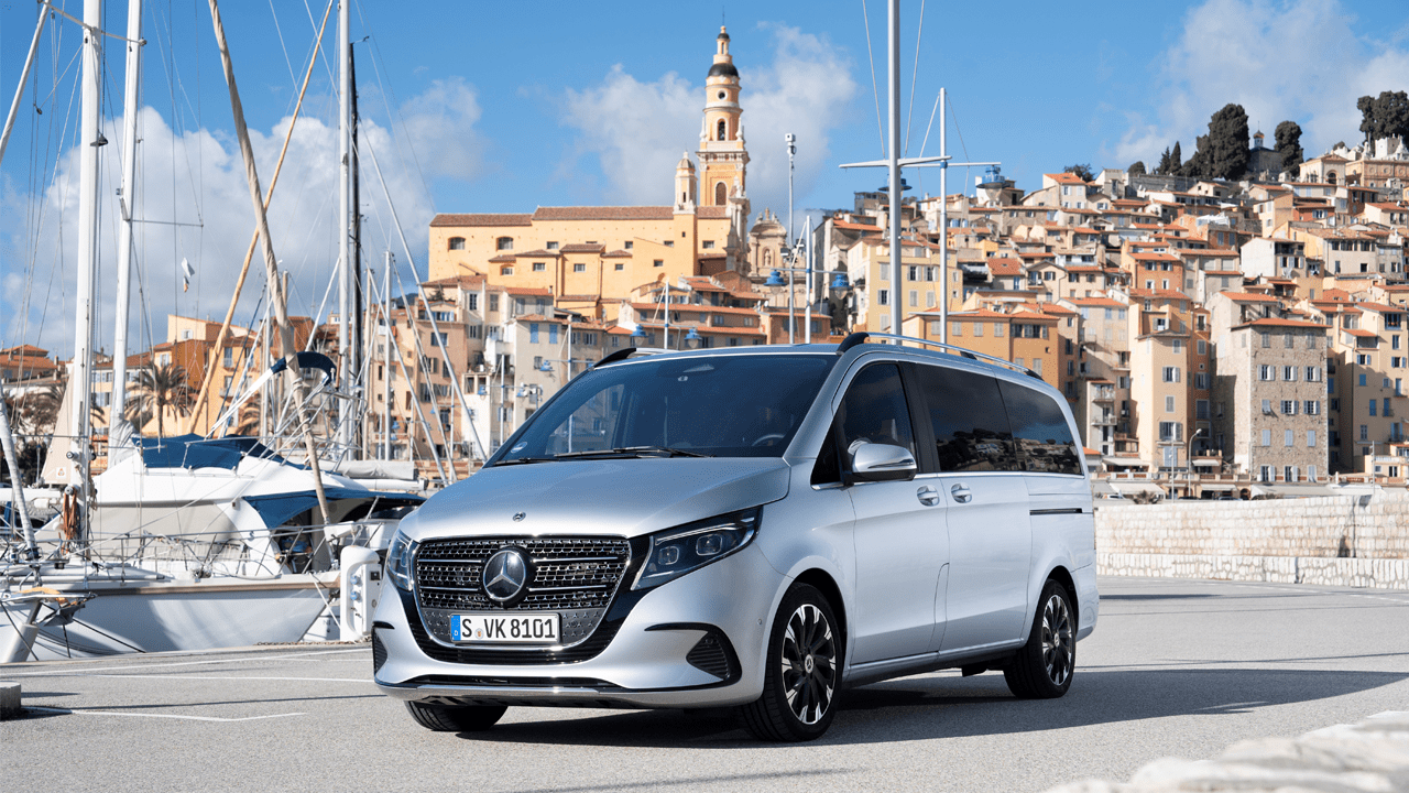 Classe V stationné sur un quai de port