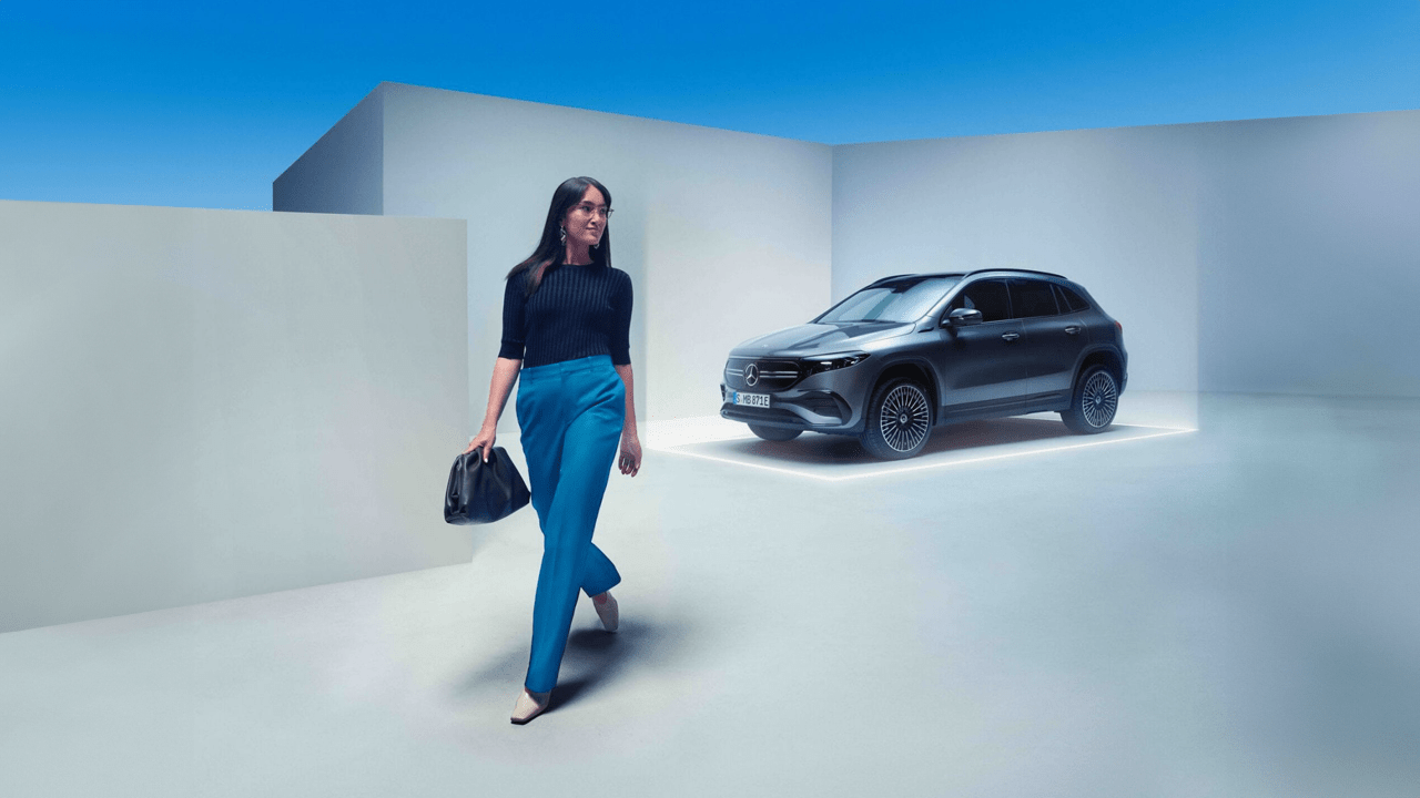 Femme s'éloignant de son SUV Mercedes