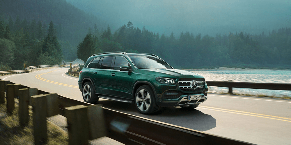 GLS sur route au bord d'un lac