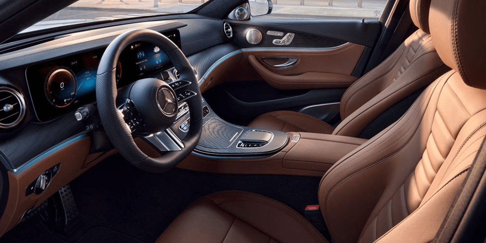 Vue intérieure de l'habitacle avant de la Mercedes Classe E