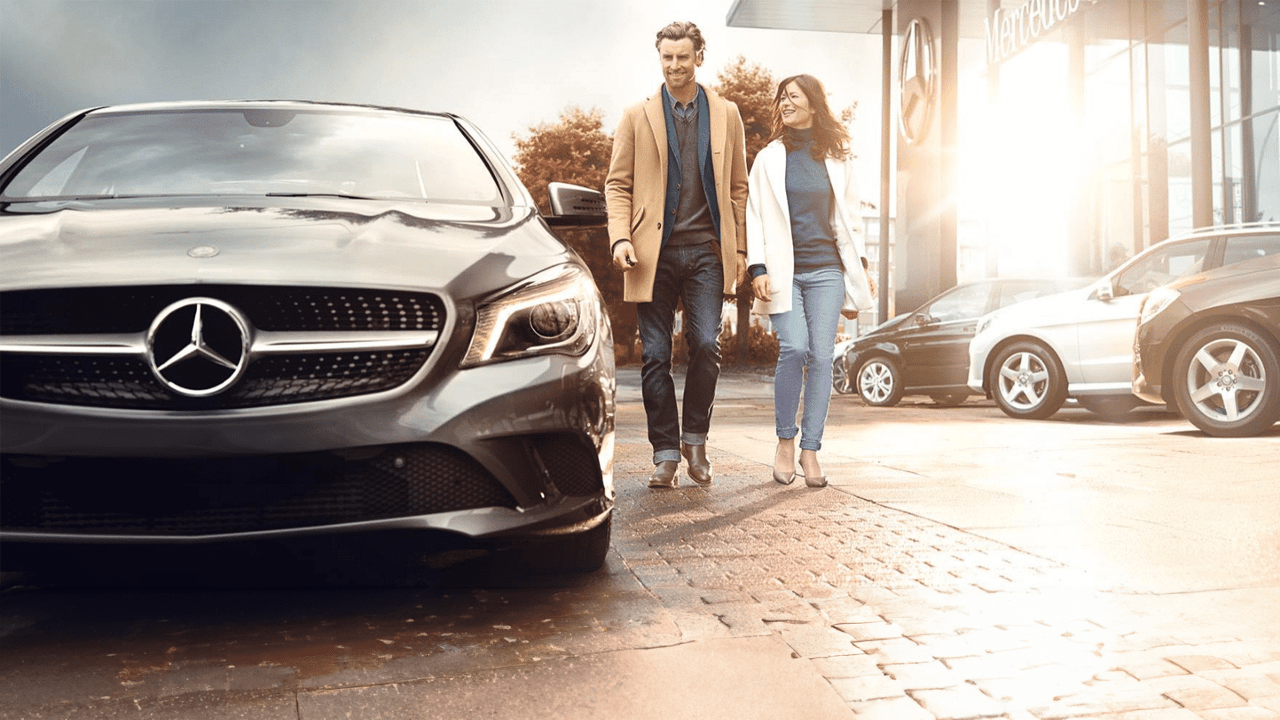 Couple dans une concession Mercedes-Benz