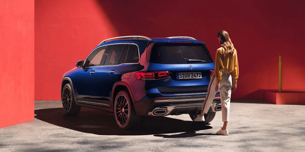 Personne ouvrant le coffre d'un GLB