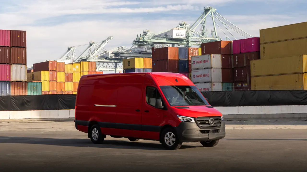 eSprinter en finition rouge sur un quai de port