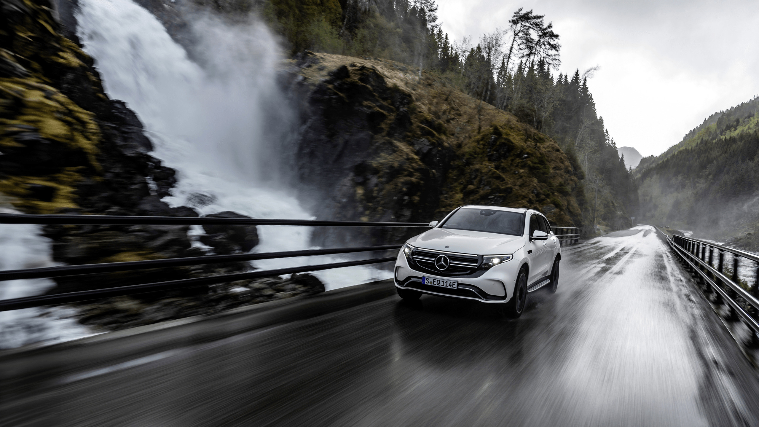 EQC sur une route au bord d'une cascade