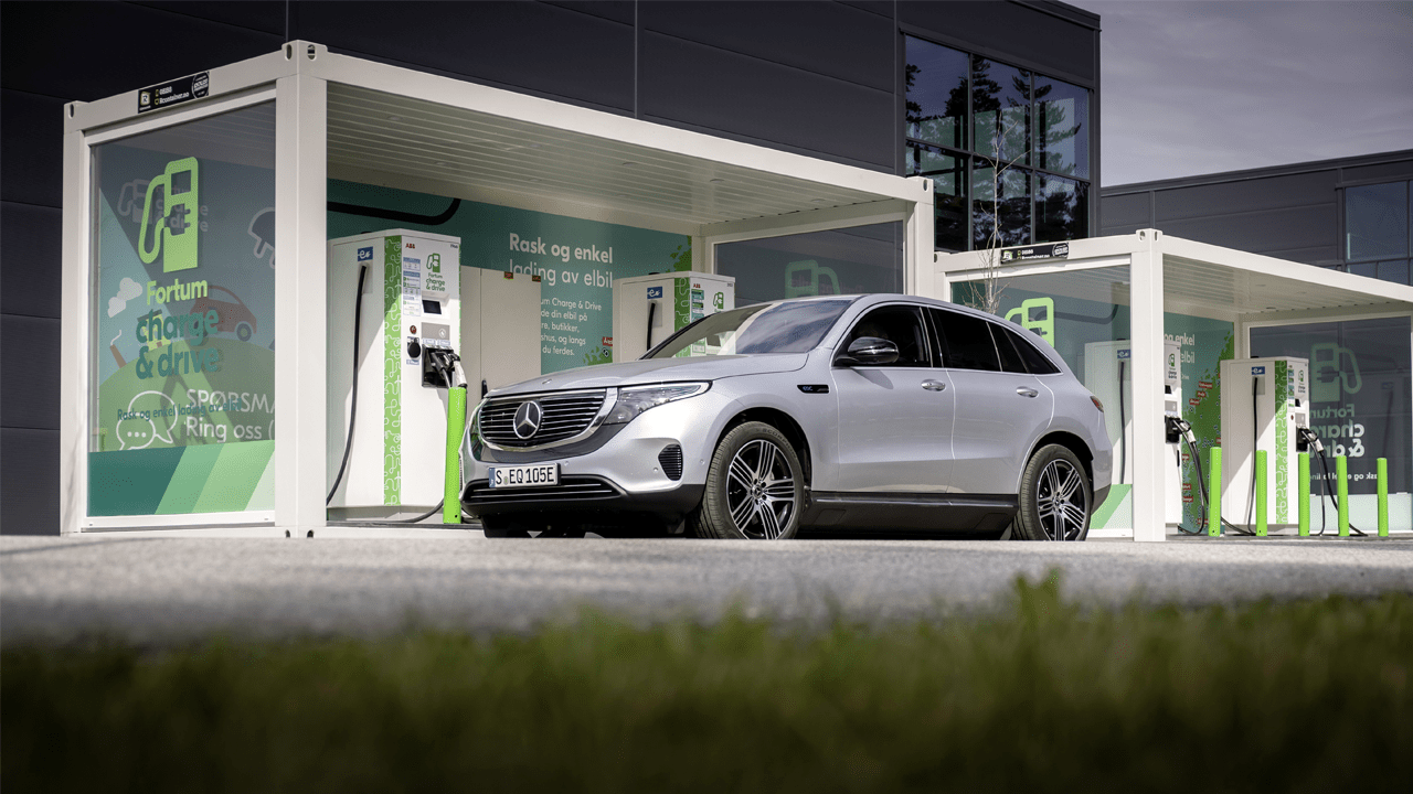 EQC à une station de recharge