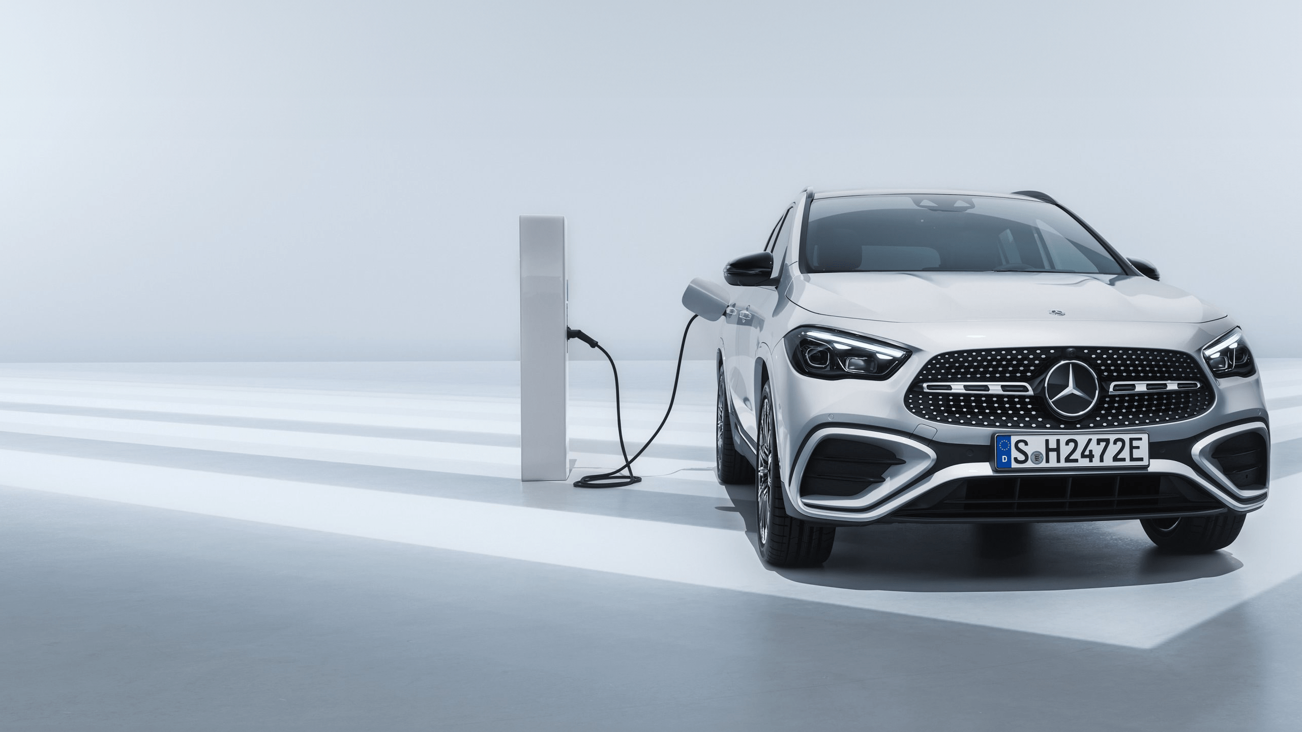 Mercedes GLA entrain de recharger sur une borne de recharge électrique