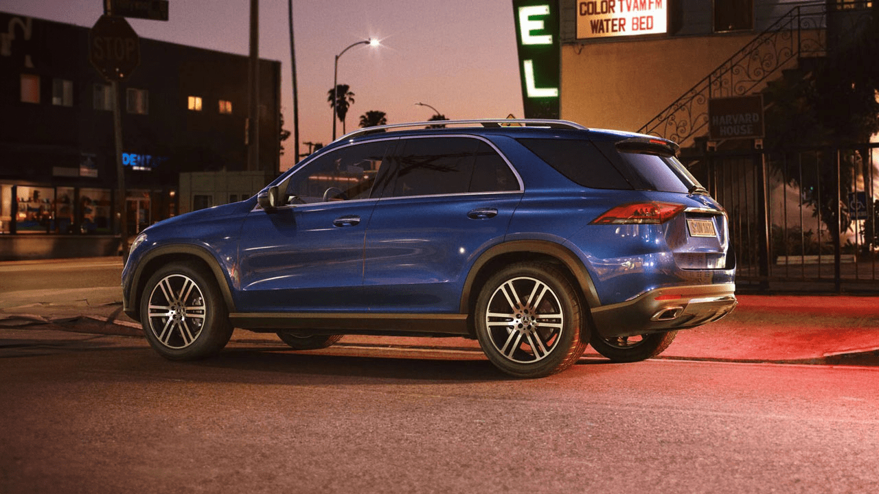 GLE bleu stationné dans une rue