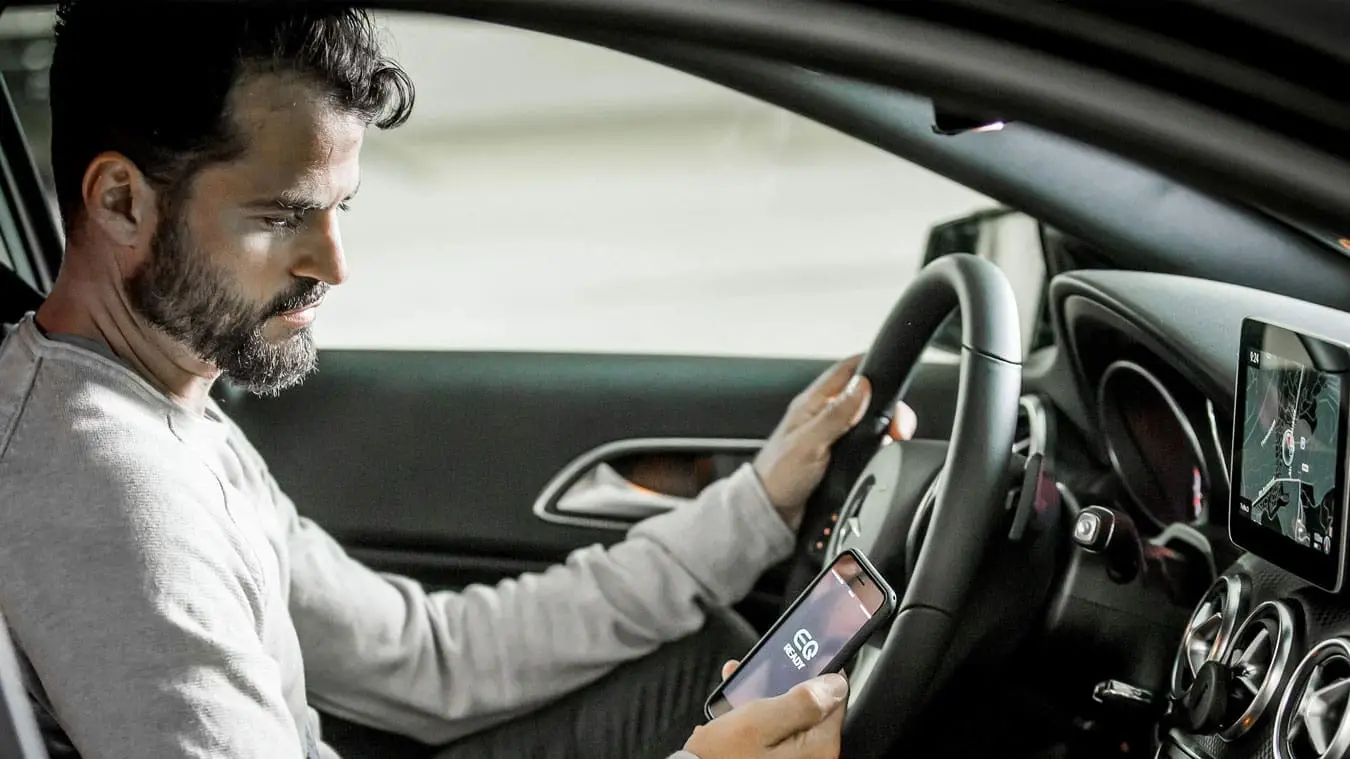 Vue intérieur profil homme et smartphone- Mercedes-Kroely