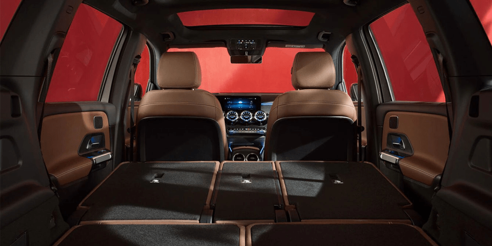 Vue intérieure de l'arrière du GLB avec sièges rabbatus