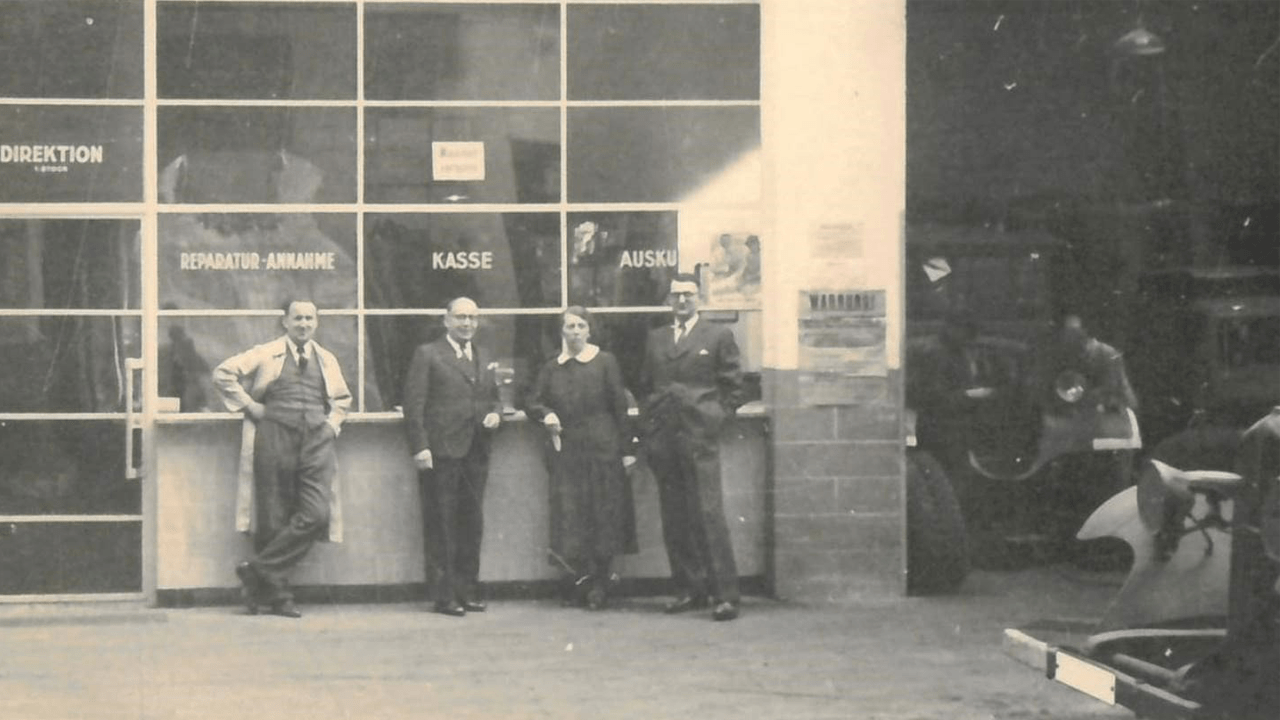 Famille Kroely dans leur garage Peugeot au début du XXème siècle