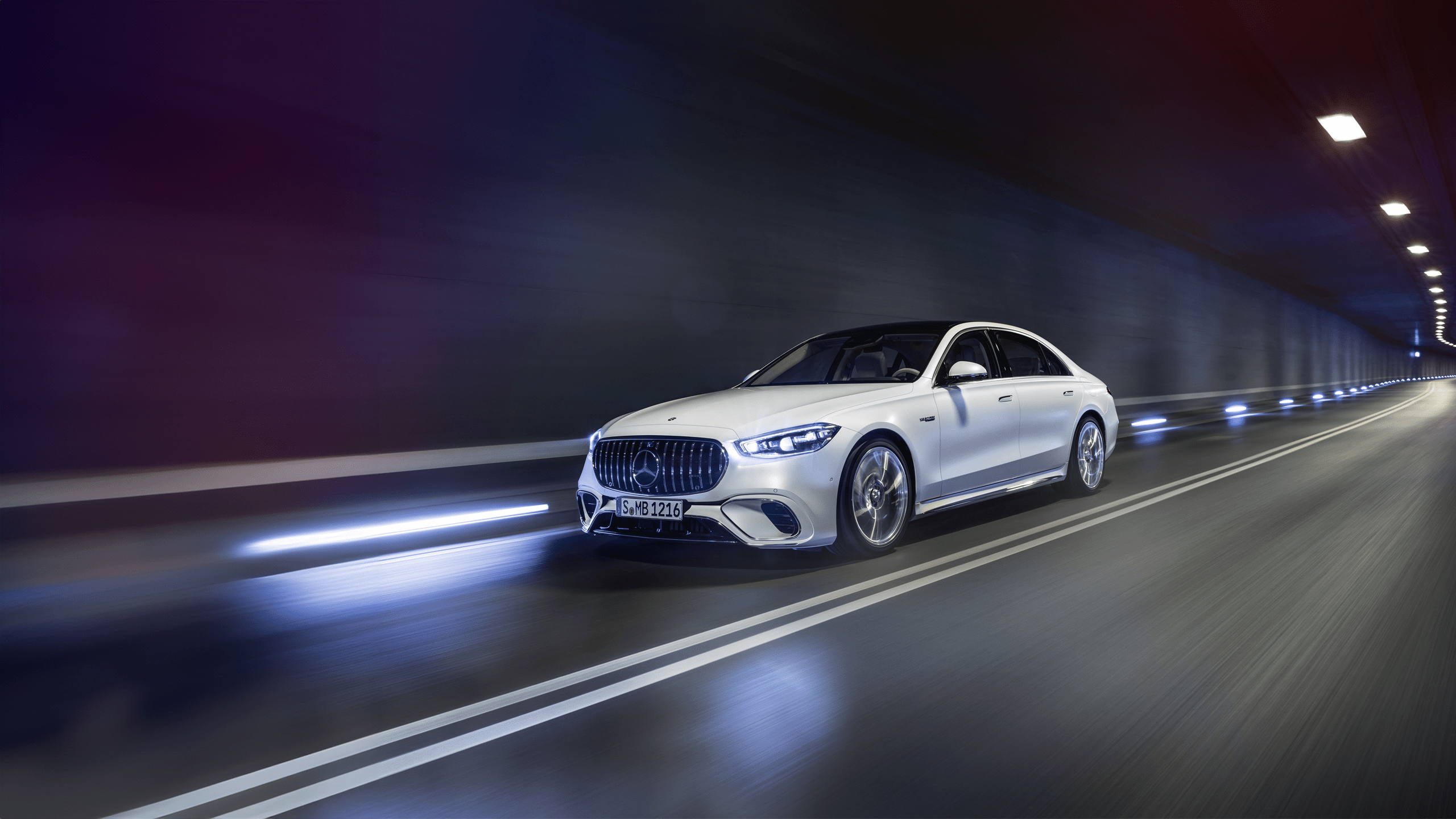 Mercedes-AMG 63 E circulant dans un tunnel