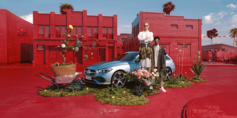 Classe C Break entouré d'herbes et de fleurs