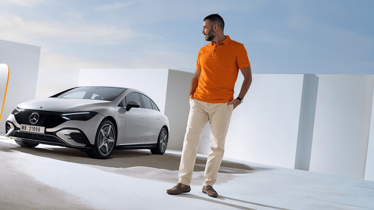 Homme à côté de son EQE Mercedes