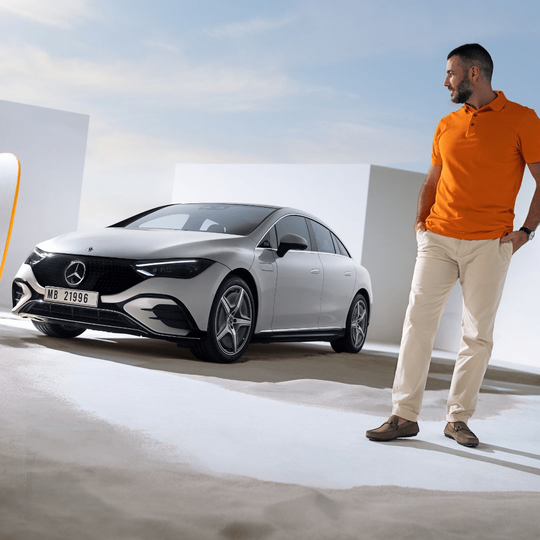 Homme à côté de son EQE Mercedes