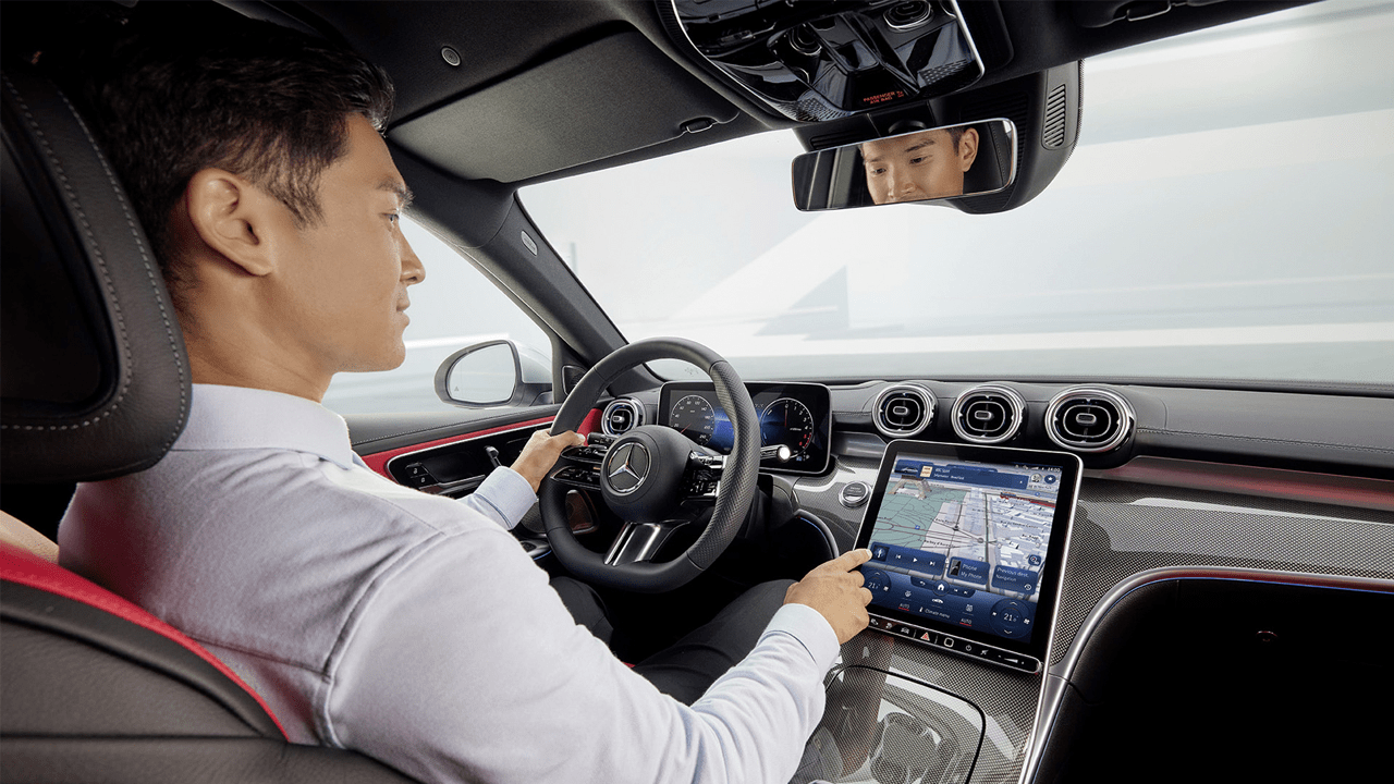 Homme au volant d'une Mercedes