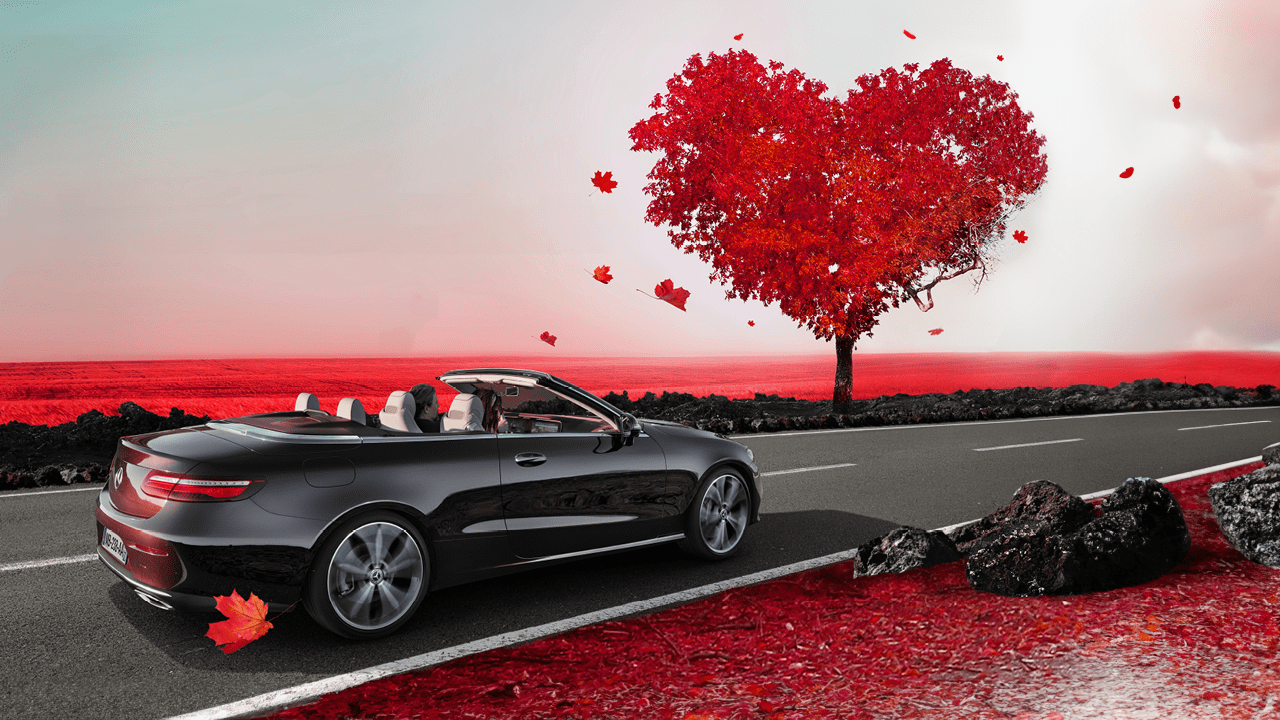 Couple au volant d'un cabriolet Mercedes