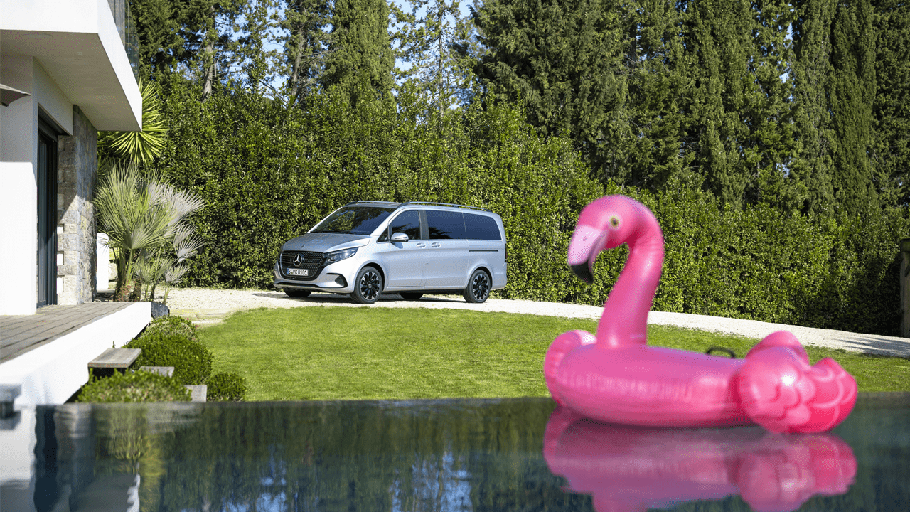 Poupée Flamand Rose gonflable avec un arrière plan un Mercedes Classe V
