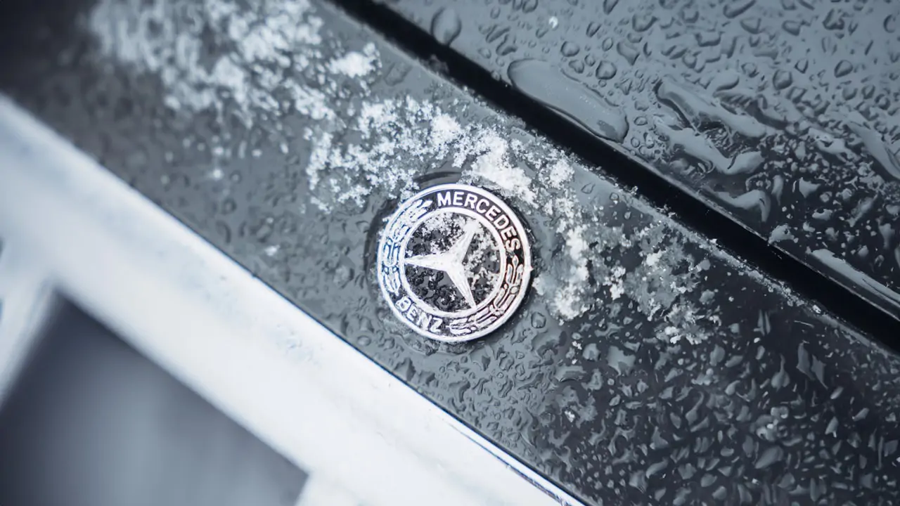 Logo Mercedes-Benz enneigé