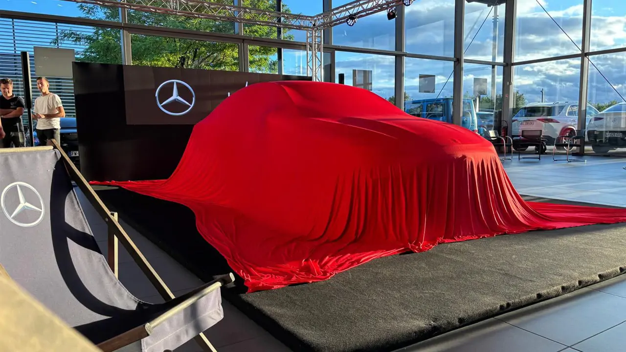 Nouveau Mercedes CLA sous une bache