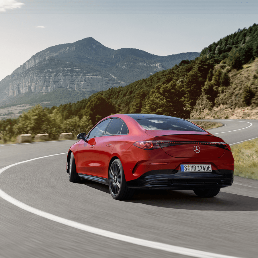 Mercedes CLA 2025 sur route sinueuse