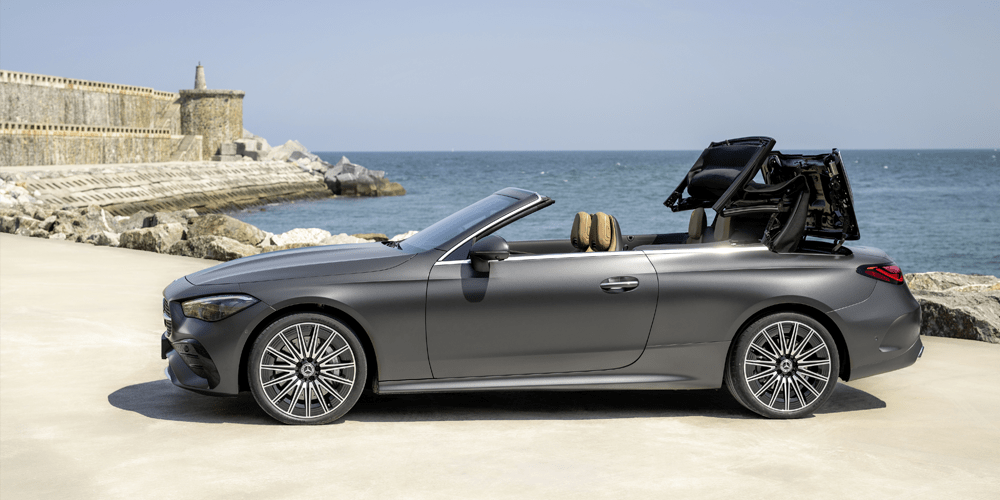 Mercedes CLE Cabriolet en train d'ouvrir sa capote
