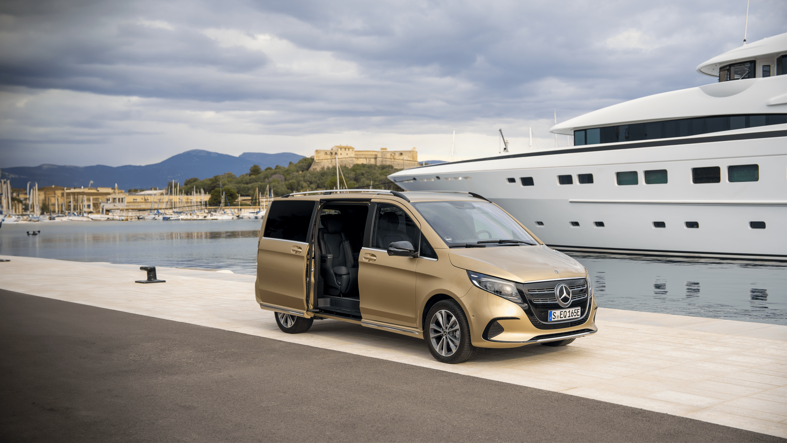 Mercedes EQV au bord de l'eau