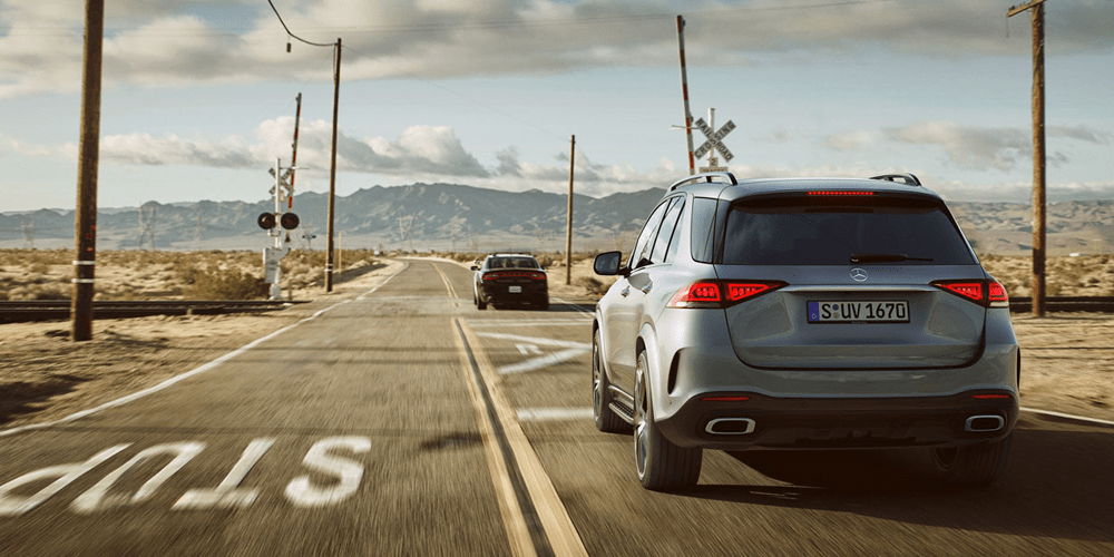 Mercedes GLE au niveau d'un croisement de train