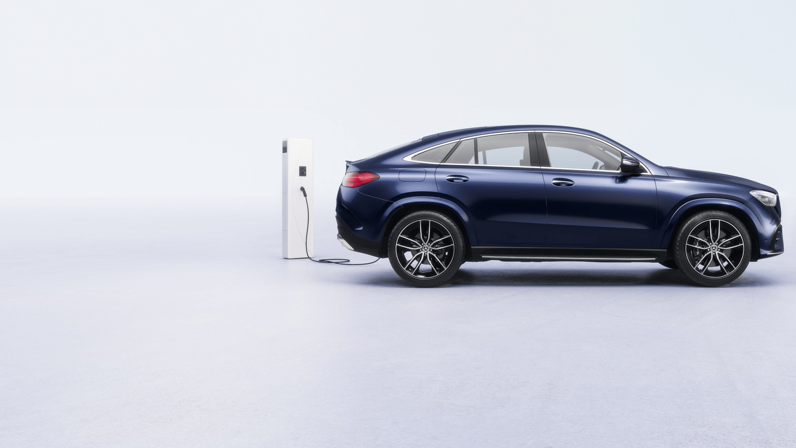 GLE Coupé hybride se rechargeant sur une borne électrique