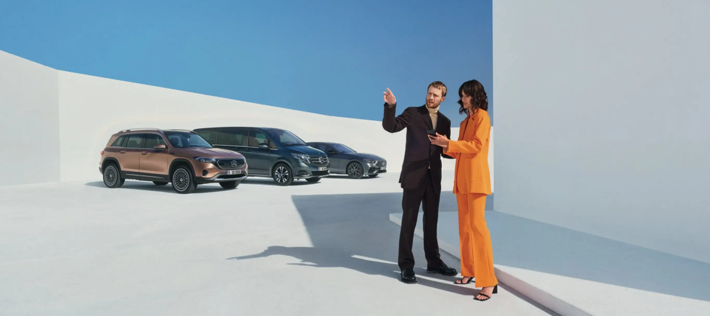 Personnes configurant leur Mercedes-Benz à l'aide de l'application Mercedes-Me