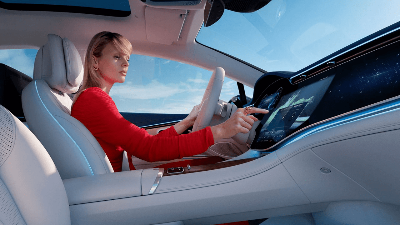 Vue intérieure de l'habitacle avant de l'EQS 