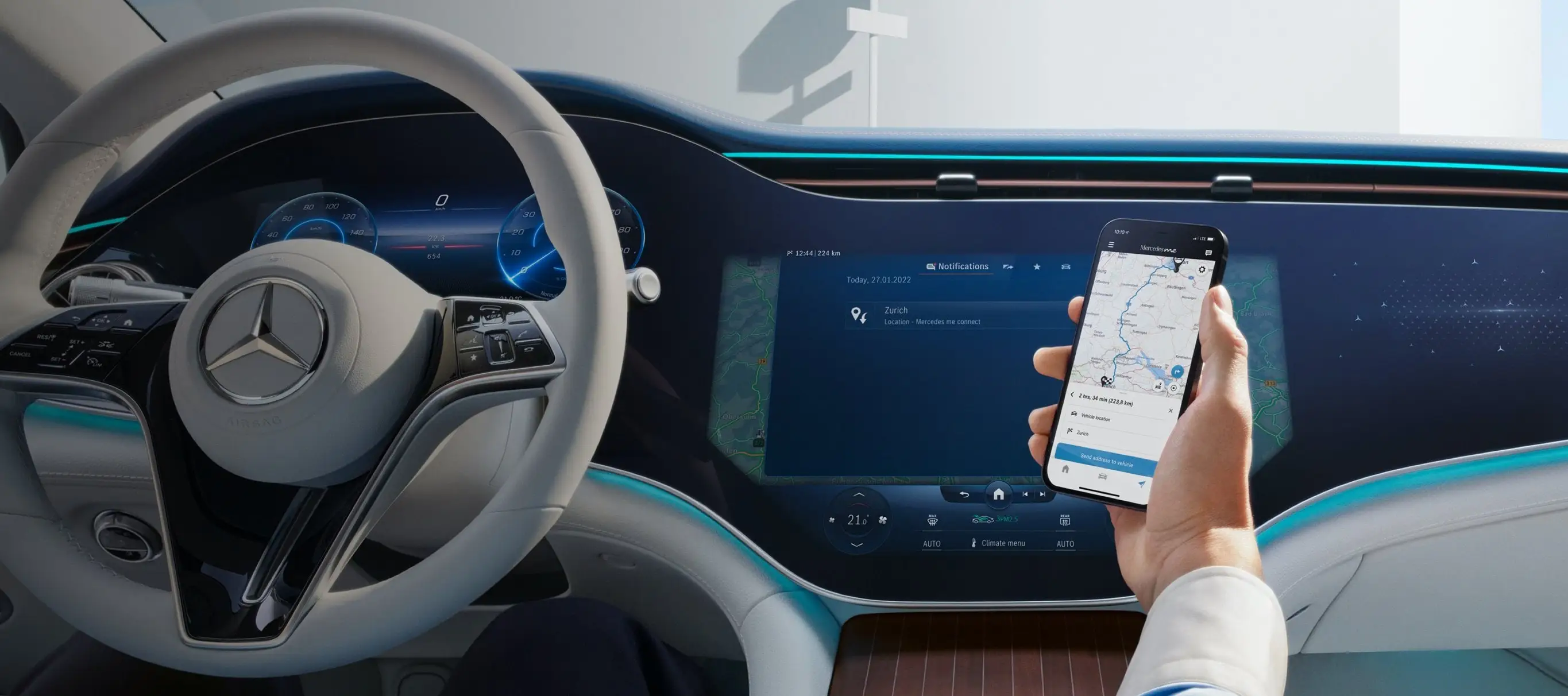 Conducteur configurant sa Mercedes Benz à l'aide de son smartphone