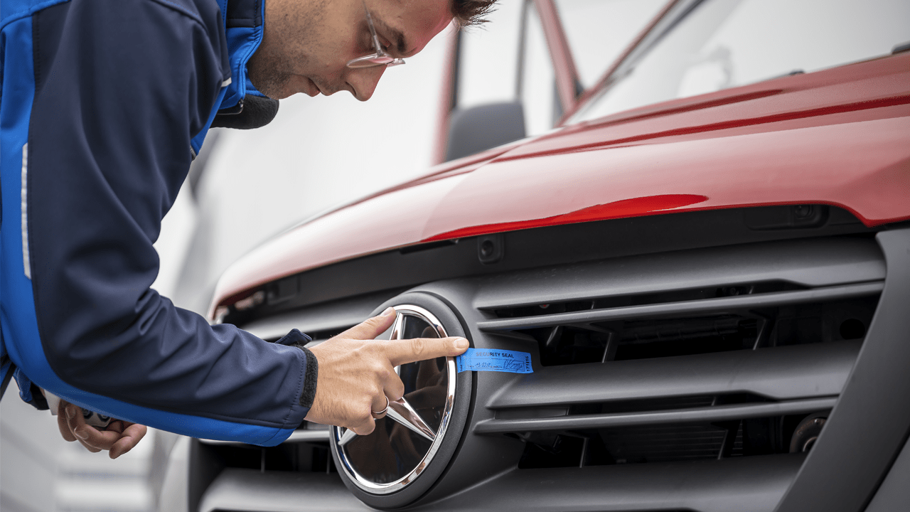 Mécanicien Mercedes devant la calandre d'un Citan