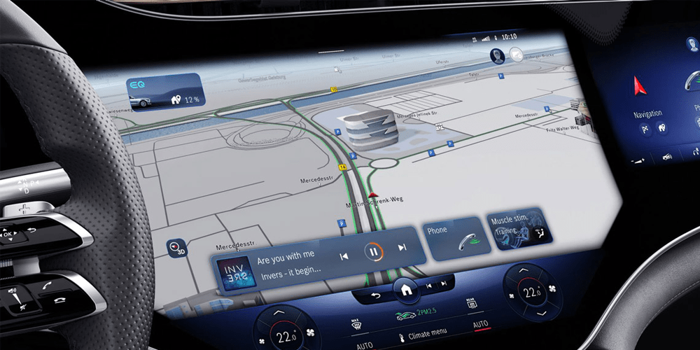Écran multimédia situé sur le tableau de bord de l'EQS