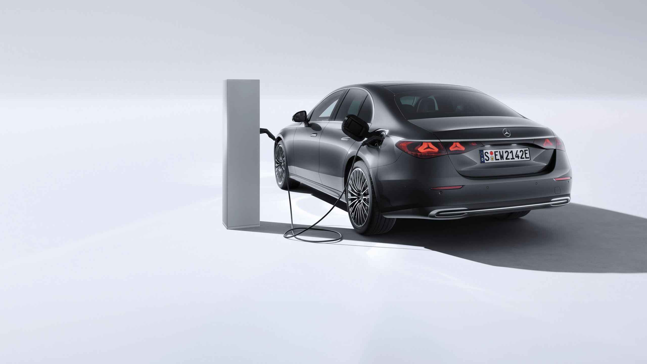 Mercedes-Benz Classe E branchée à une borne de recharge électrique